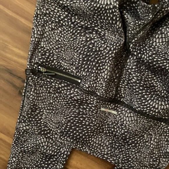 Aerie Chill Play Move Printed Leggings with Back Zip Pocket - Picture 3 of 3